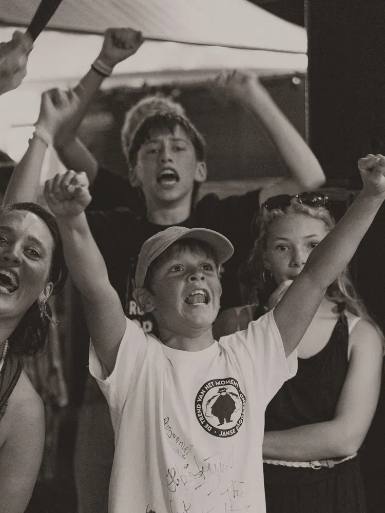 Jong publiek juicht op Summer Mundial, in zwart-wit