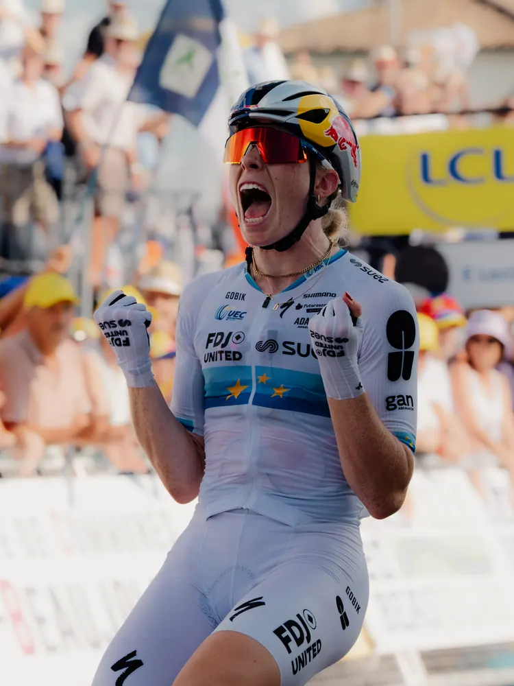 Demi Vollering schreeuwt het uit in de zon na haar overwinning in etappe 5 van de Tour de France Femmes