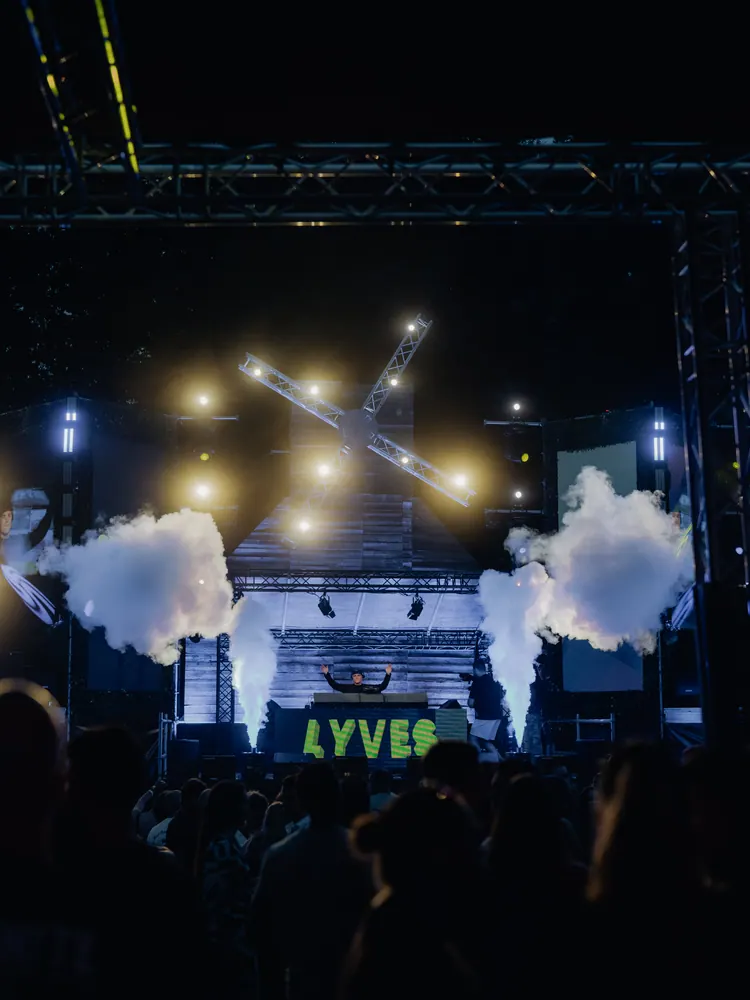 Podium van LYVES met rookkanonnen en lichtshow