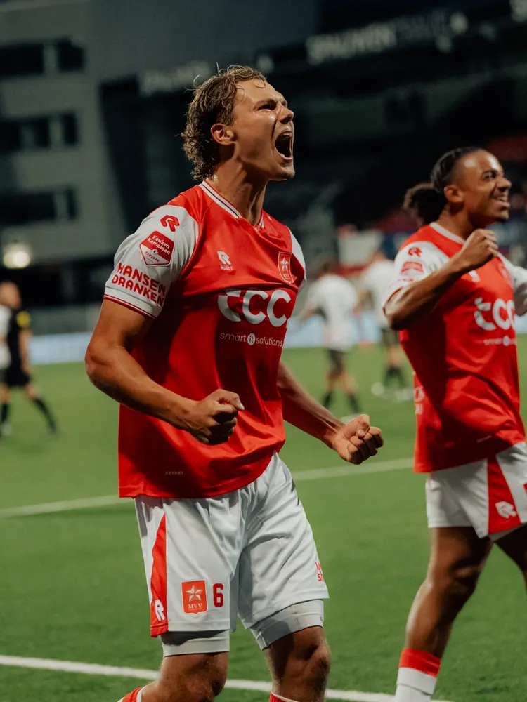 MVV-spelers juichen uitzinnig na de goal tegen FC Volendam